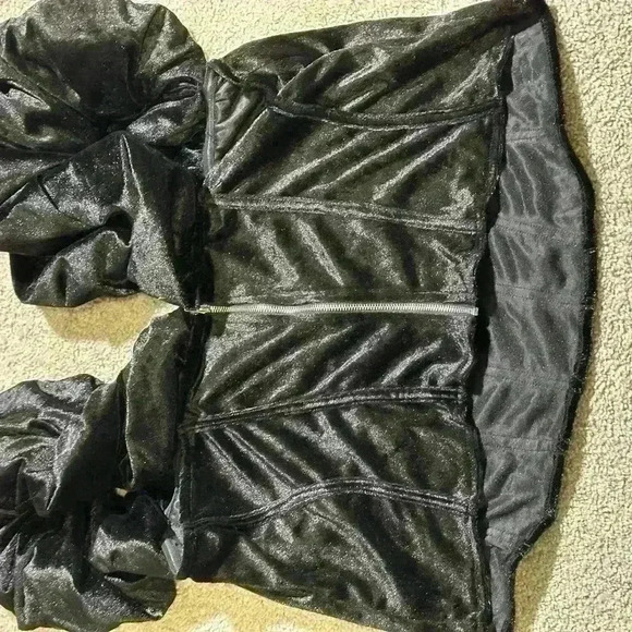 Pretty little thing Women's velvet off shoulder crop top size US 16 - Picture 4 of 5